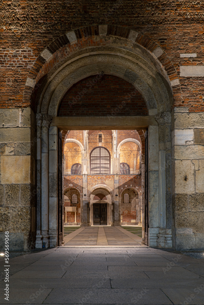La Basilica di Sant'Ambrogio, una delle chiese più antiche di Milano, Italia.