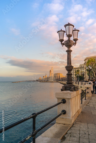 Fototapeta Naklejka Na Ścianę i Meble -  Vista panoramica sul lungomare e sul porto di Bari al tramonto. Puglia, Italia.
