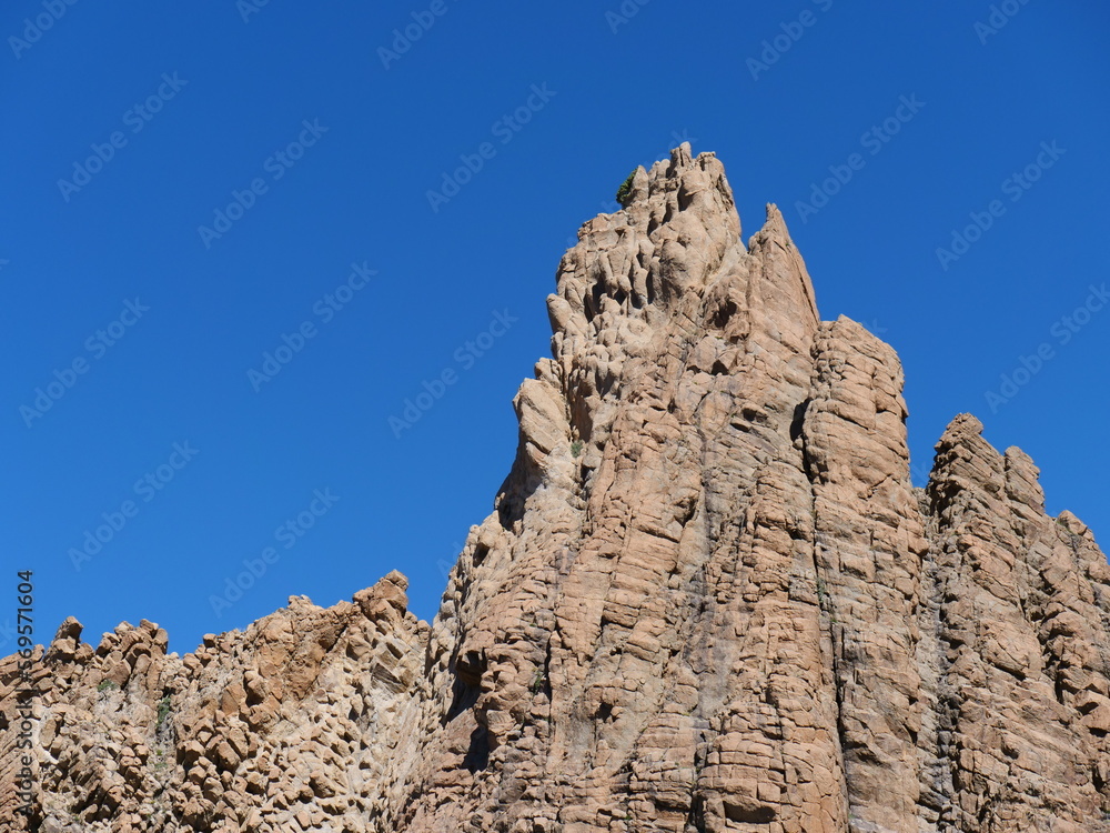 Die Roques de García in der Caldera de las Cañadas unterhalb des Vulkans Teide auf Teneriffa in Spanien bei wolkenlosem Himmel und strahlendem Sonnenschein