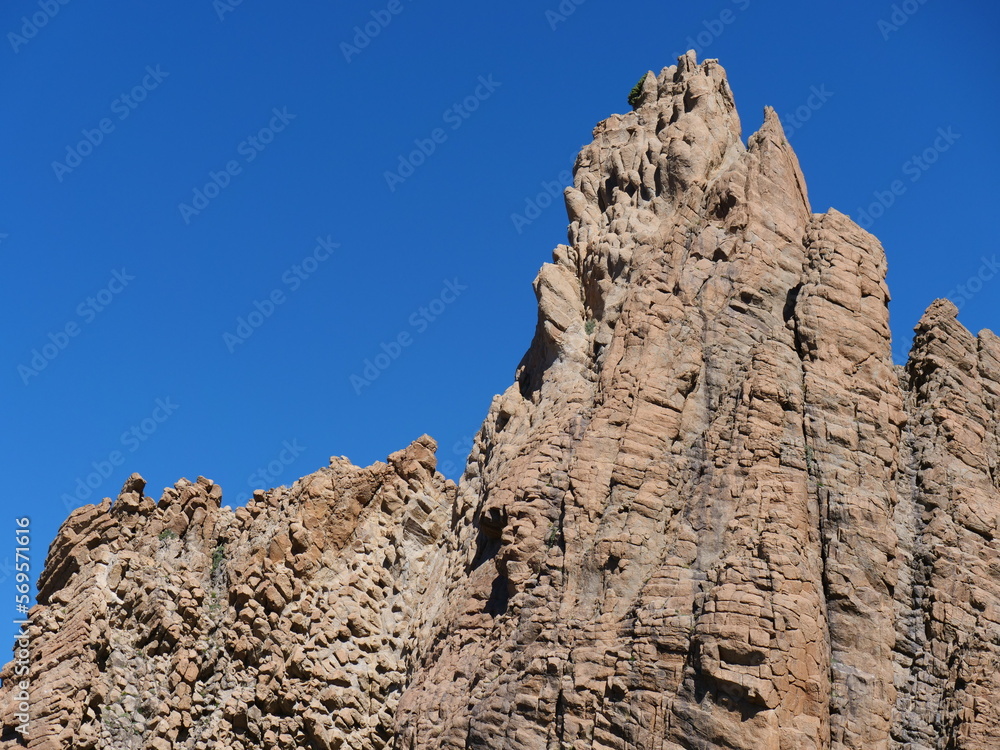 Die Roques de García in der Caldera de las Cañadas unterhalb des Vulkans Teide auf Teneriffa in Spanien bei wolkenlosem Himmel und strahlendem Sonnenschein