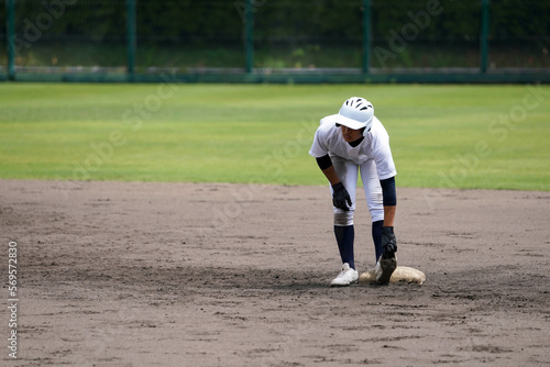 塁上で足がつる野球選手（高校野球） photo