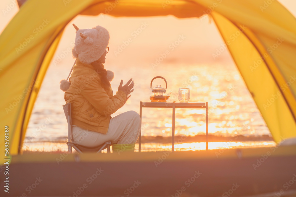 Drink hot tea under the warm morning light by the lake.