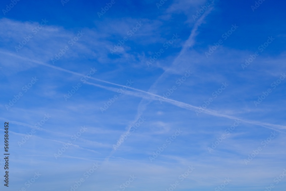 Farbiger Himmel mit interessanten Wolken als Hintergrund Farbiger Himmel mit interessanten Wolken als Hintergrund