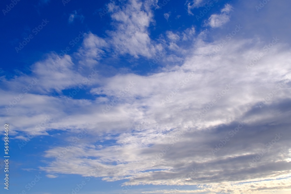 Farbiger Himmel mit interessanten Wolken als Hintergrund