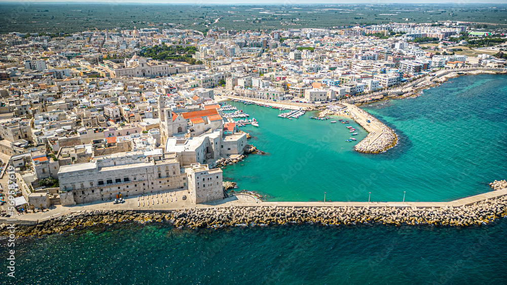 Vista panoramica del borgo antico e porto di Giovinazzo in Puglia.