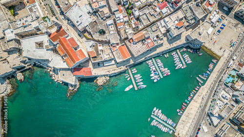Vista panoramica del borgo antico e porto di Giovinazzo in Puglia.