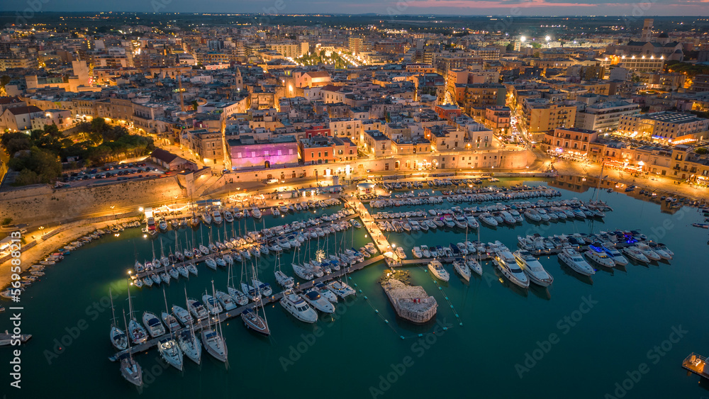 Fototapeta premium Veduta aerea del lungomare di Bisceglie in Puglia con drone.