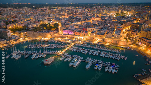 Veduta aerea del lungomare di Bisceglie in Puglia con drone.