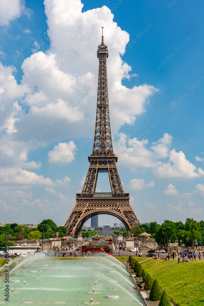 Fototapeta premium Eiffel Tower and Trocadero fountains, Paris, France