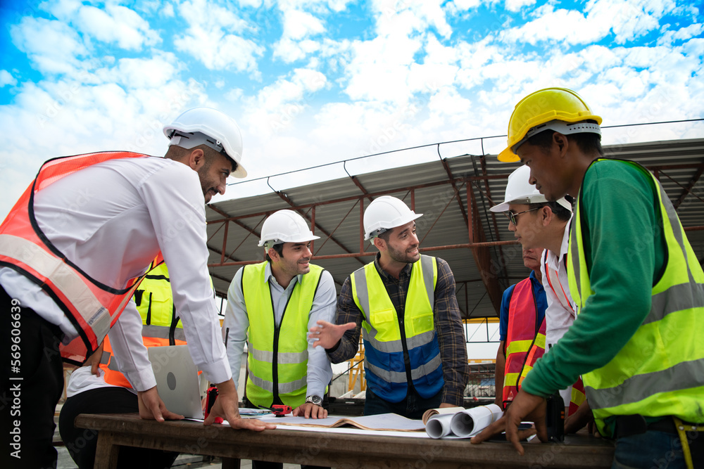 Construction engineers, architects, and foremen form a group. Participate in a meeting to plan new construction projects. Construction engineers, architects, and foremen form a group. Participate in a meeting to plan new construction projects.