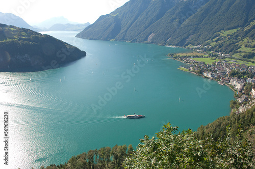 Schiff fährt auf dem Vierwaldstättersee, Nähe von Brunnen, sicht von oben, Kanton Schwyz, Schweiz