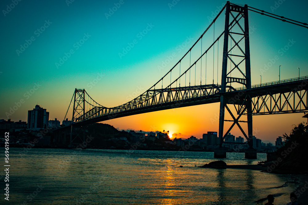 Por do sol com a ponte Hercílio Luz em Florianópolis