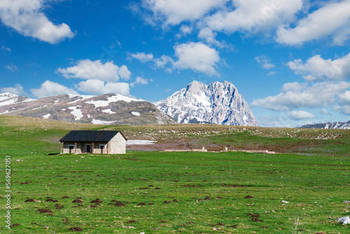 Isolated house among meadows on the Campo Imperatore plateau, Gran Sasso National Park, Apennines, Abruzzo, Italy, Europe