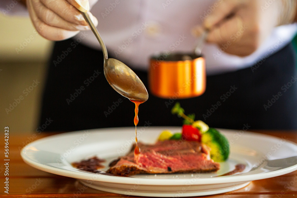 Obraz premium Beef steak and human hands,Be sure to have them ready in the restaurant.
