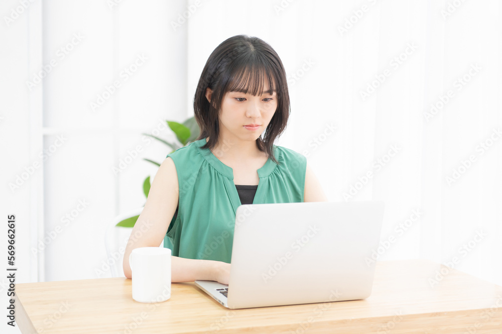 ノートパソコンを使っている若い女性 ノートパソコンを使っている若い女性