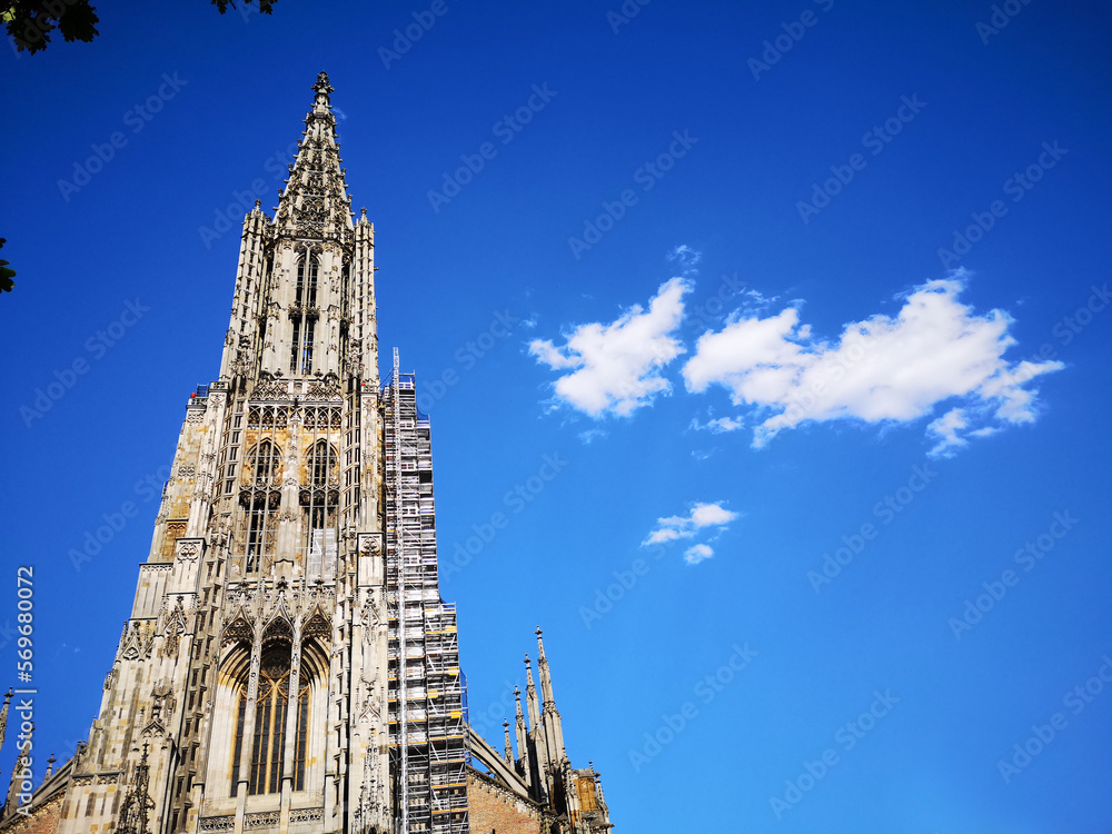 Ulmer Münster im Sommer mit strahlend blauem Himmel und Fachwerkhaus in der Altstadt