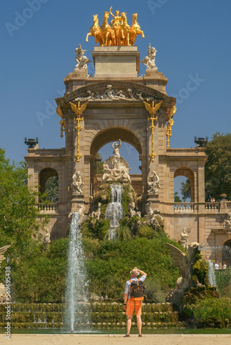 Mann vor einem Monument im Ciutadella Park in Barcelona, Spanien.
