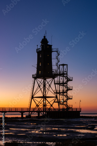 historischer Leuchtturm Obereversand zur blauen Stunde in Deutschland, Dorum-Neufeld, Wurster Nordseeküste