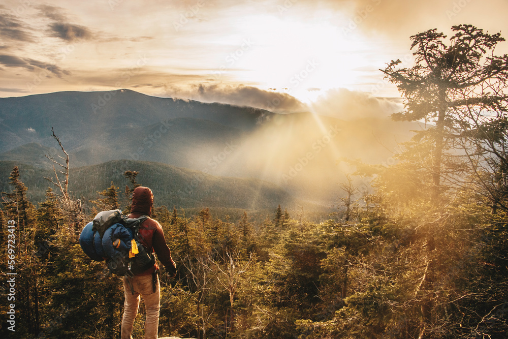 Obraz premium man hiking in the mountains