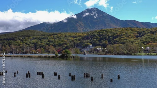 長野県 白樺湖と蓼科山の秋の景色