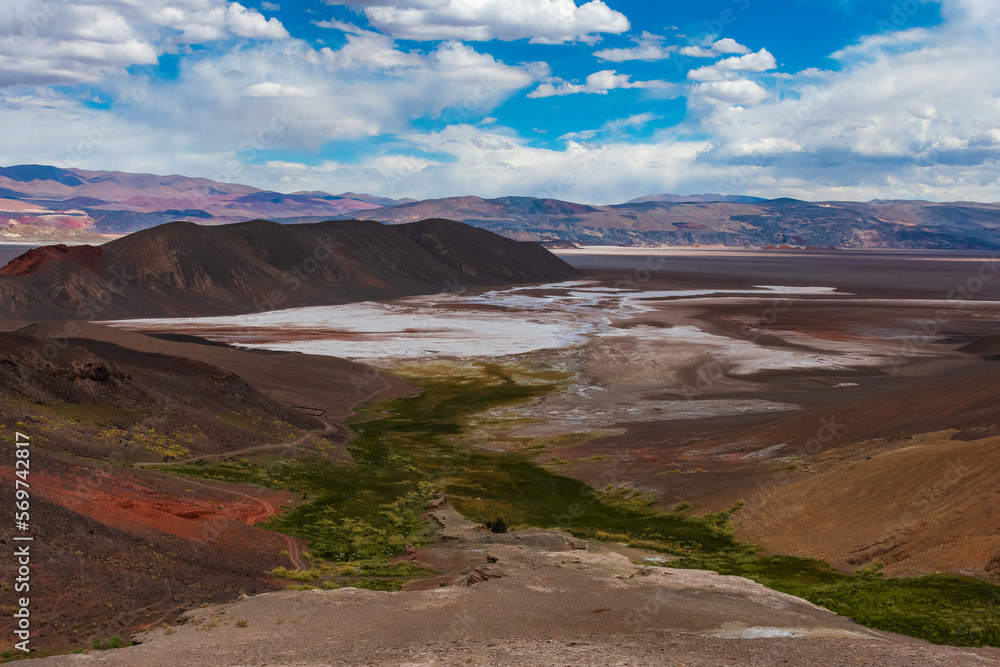 Montaña de colores en el Salar de Antofalla, Catamarca, Argentina