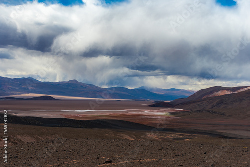 Montaña con colores diferentes en el Salar de Antofalla, Catamarca, Argentina