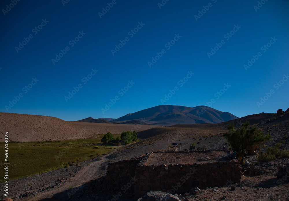 Montaña con colores diferentes  en el Salar de Antofalla, Catamarca, Argentina