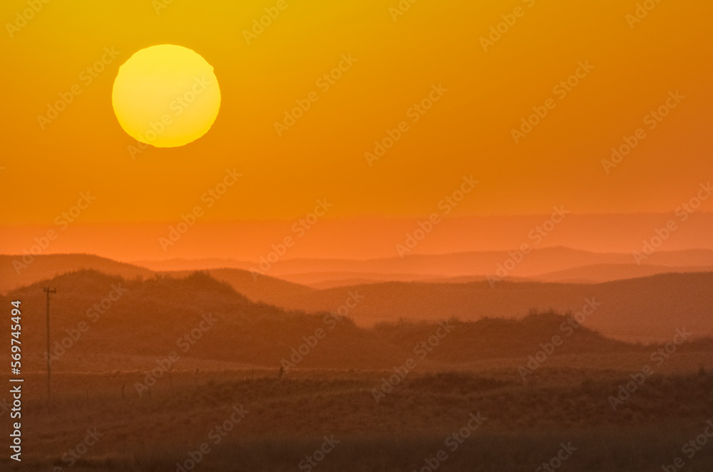 grán sol en el horizonte anaranjado