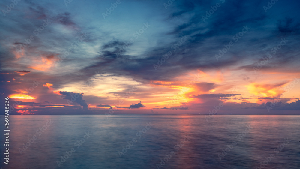 Atardecer en el mar frente a la isla de Cozumel en Quintana Roo, México 