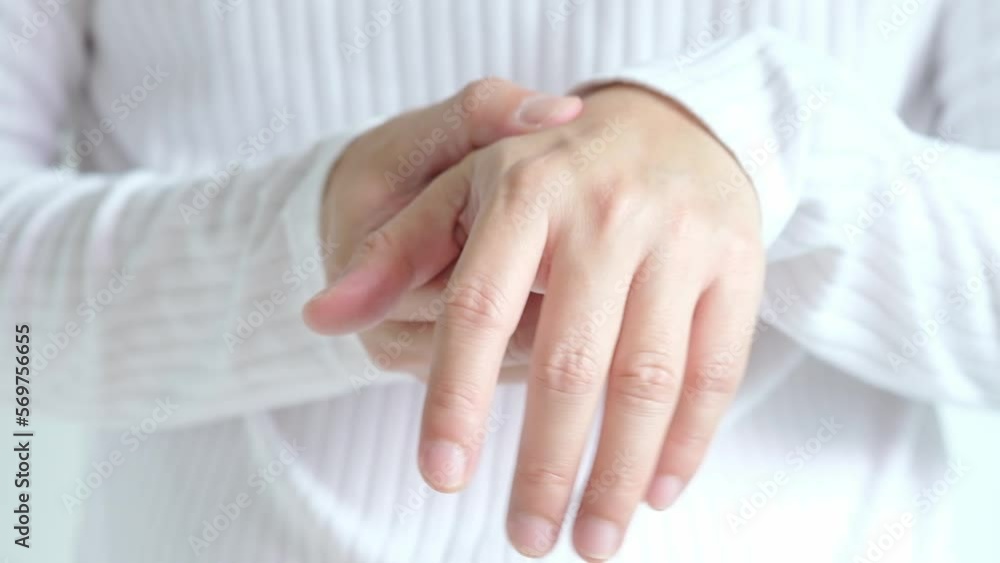 The hands of computer users have pain and injury to the fingers. From Syndrome Syndrome.Health and Physical Concepts The hands of computer users have pain and injury to the fingers. From Syndrome Syndrome.Health and Physical Concepts