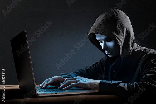 Foto 仮面を被ったハッカー。サイバーテロ、特殊詐欺のイメージ