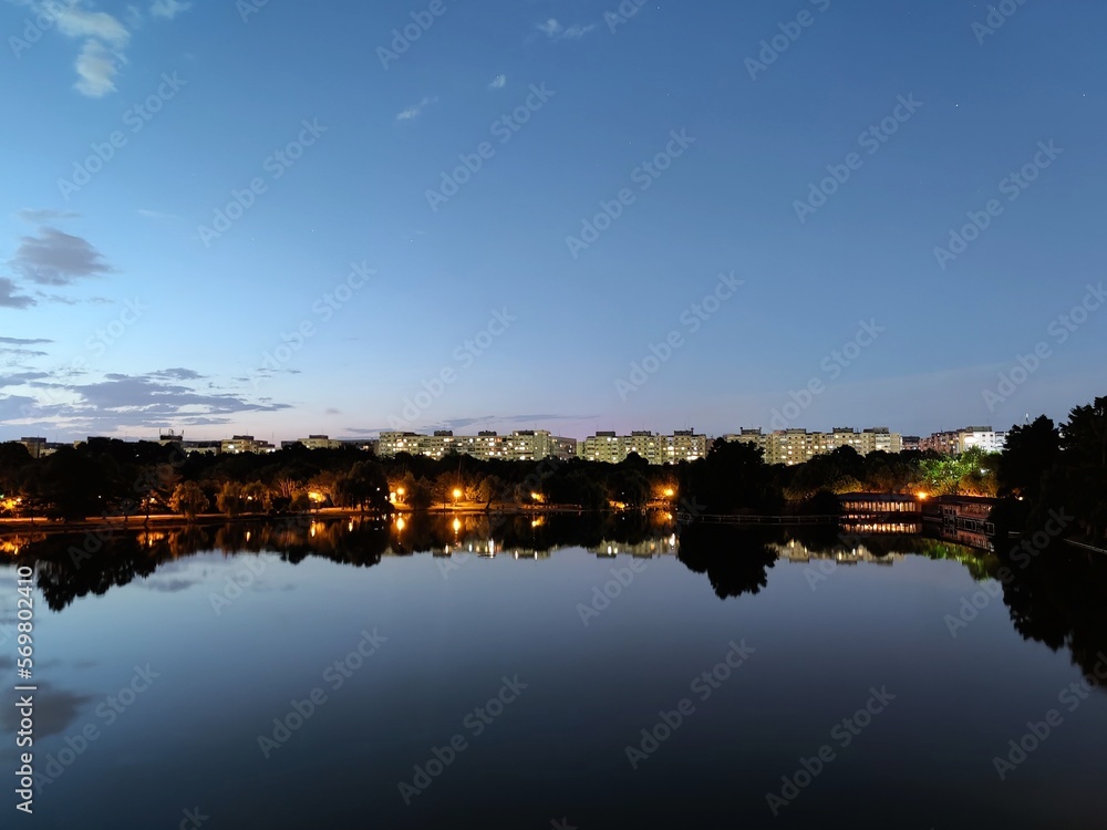 Obraz premium Night in the city - city mirroring in the lake - summer clear nights