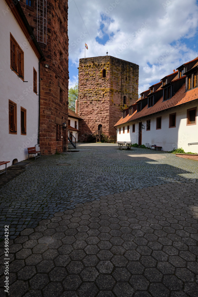 Fototapeta premium Burg Rieneck in der Stadt Rieneck im Sinntal, Landkreis Main-Spessart, Unterfranken, Franken, Bayern, Deutschland