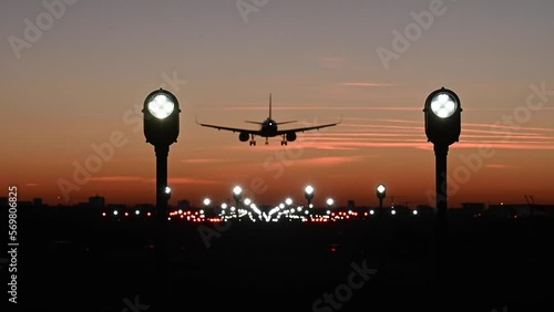 Avion atterrissage Brussels Airport  coucher de soleil