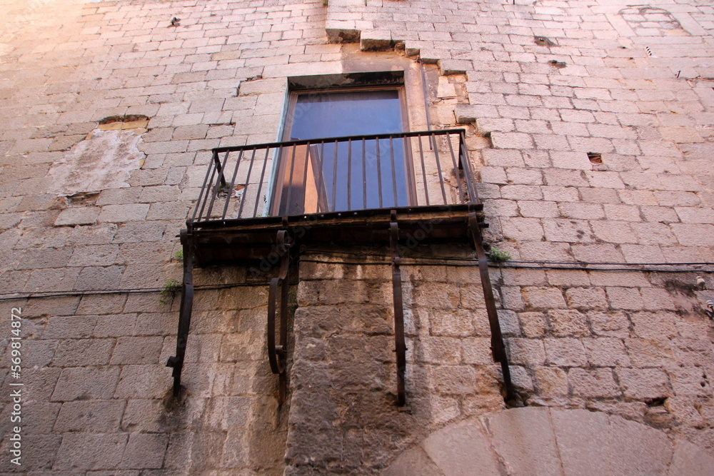 Obraz premium Small window in the big city.