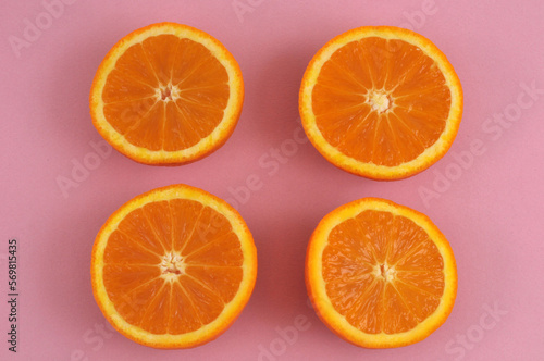 Oranges coupées sur fond rose