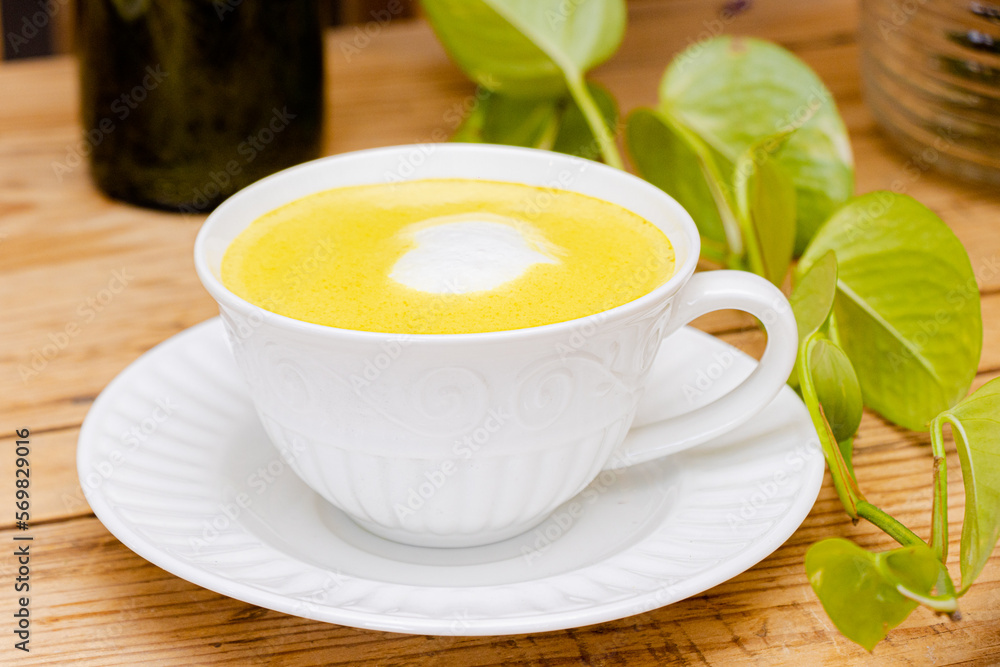 Smoothie de maracuyá, amarillo en taza blanca y corazón de espuma en el centro Smoothie de maracuyá, amarillo en taza blanca y corazón de espuma en el centro