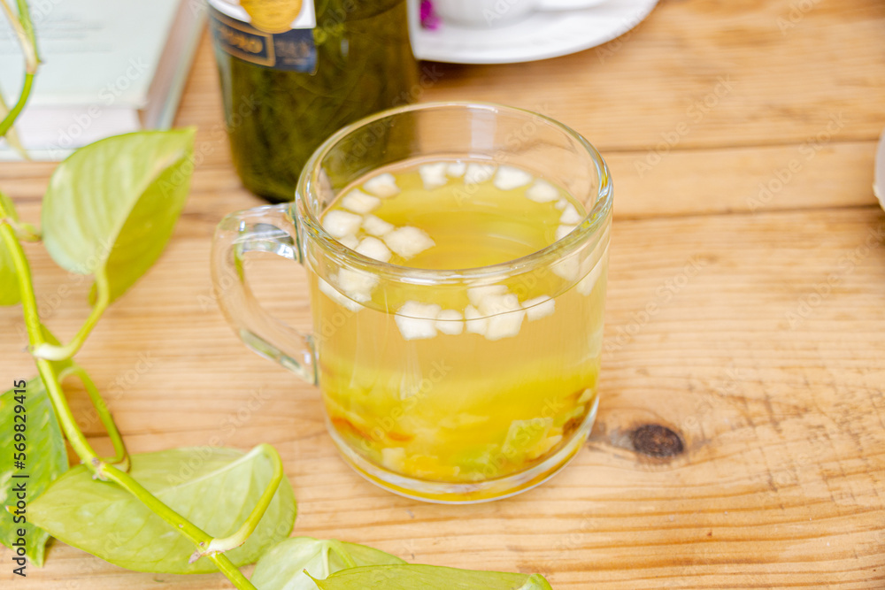 Té caliente con frutas picadas adentro en taza transparente Té caliente con frutas picadas adentro en taza transparente