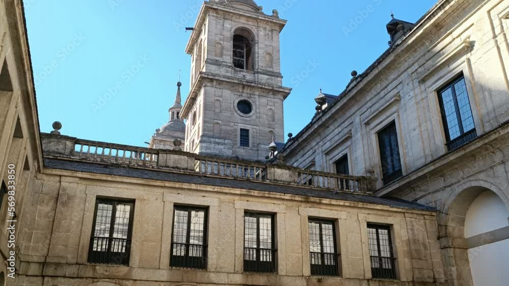 Uno de los patios interiores con vistas a los campanarios del real monasterio de San Lorenzo de El Escorial, siglo XVI, España Uno de los patios interiores con vistas a los campanarios del real monasterio de San Lorenzo de El Escorial, siglo XVI, España