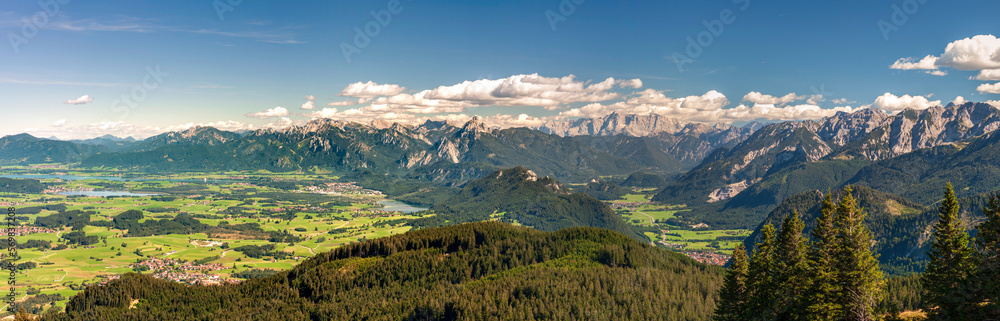 Alpenpanorama im Allgäu mit Forggensee