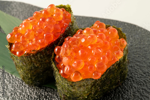 美味しいイクラ軍艦の寿司