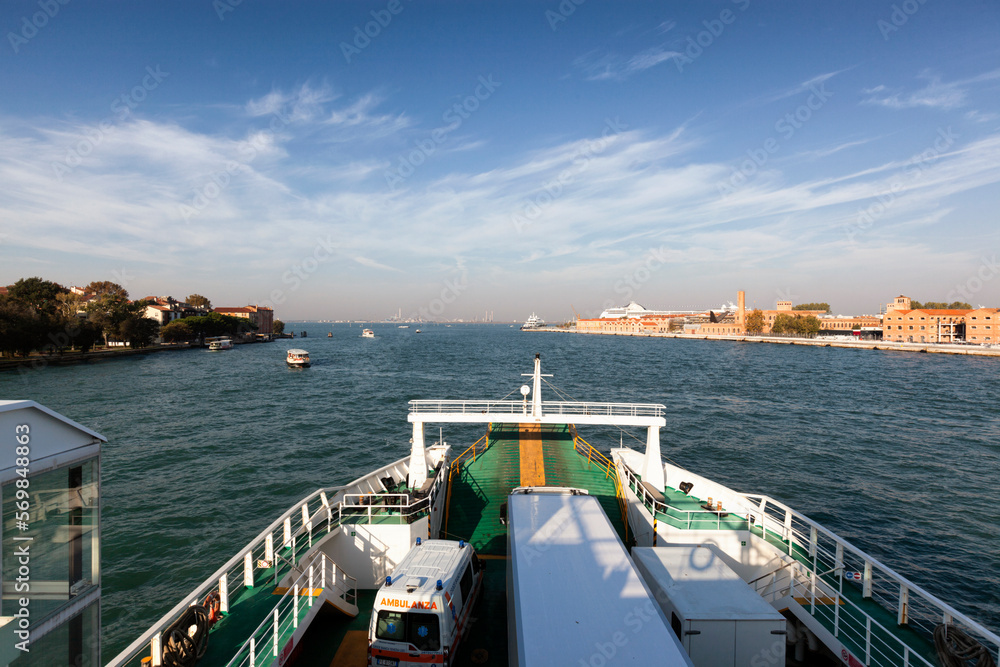 Venezia. Ferry boat in transito sul Canale della Giudecca verso P.le Roma
