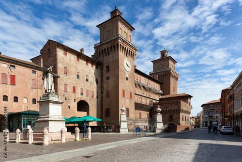 Castello Estense di Ferrara. Facciata con monumento al Savonarola. 