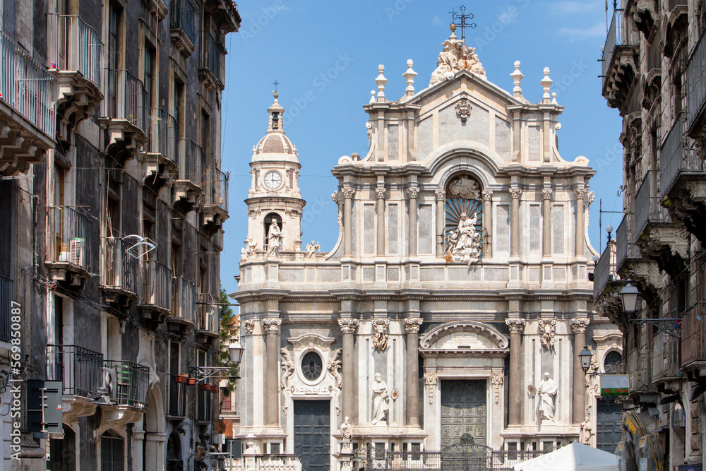 Catania. Via verso la facciata della Basilica Cattedrale di Sant'Agata
