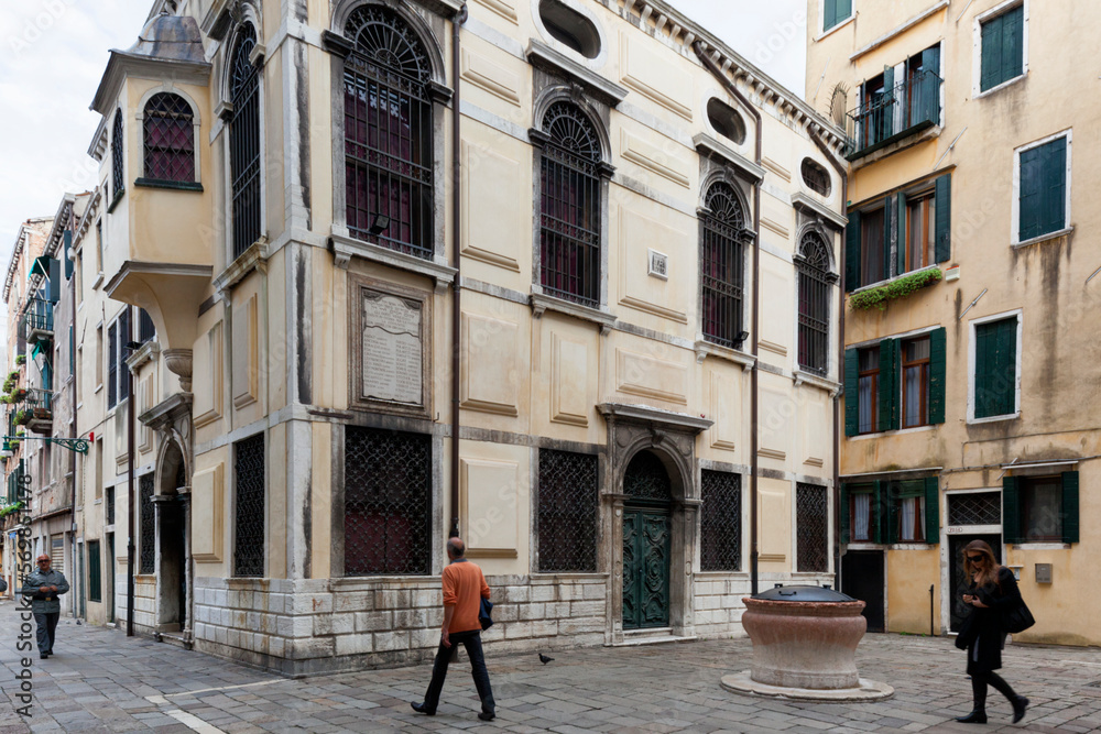 Venezia, Ghetto. Scola Levantina con turisti
