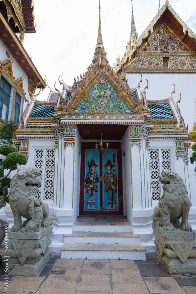 Naklejka premium Temples and tourists at Bangkok's Grand Palace. The Grand Palace is made up of various buildings, halls and pavilions