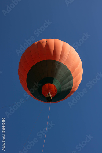 Globo Aeroestático volando en cielo azul