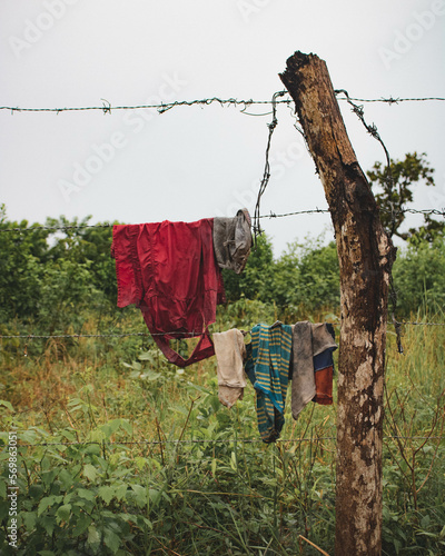 Ropa vieja y sucia colgada en alambre