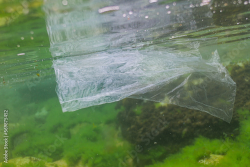 Contaminación por plásticos en el mar y océanos.  photo