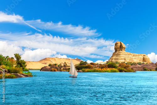 Cuadro en lienzo Lonely sailboat in the Nile on the way to the Great Sphinx, Aswan landscape, Egy